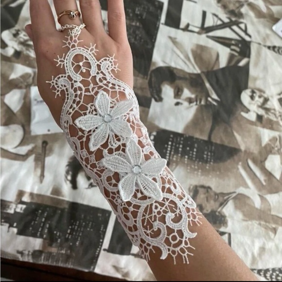 2 pc Lace Bracelet/Glove - Picture 3 of 4